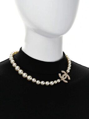 Classic Chanel Short Choker Pearl Necklace